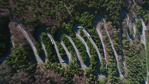 Aérea: estrada sinuosa Bratocea Pass na Romênia, abaixando a vista de cima para baixo horizontal