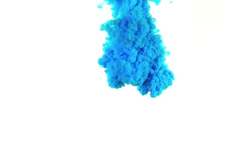 Tinte im Wasser weißer Hintergrund