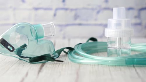 Nébuliseur pour enfants sur table en gros plan