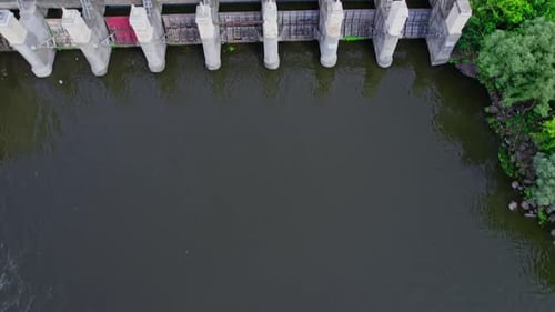 Ein Damm an einem kleinen Fluss