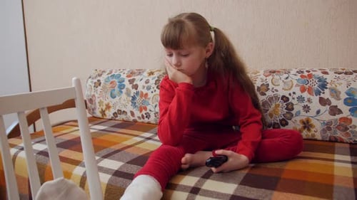 Menina com uma perna quebrada