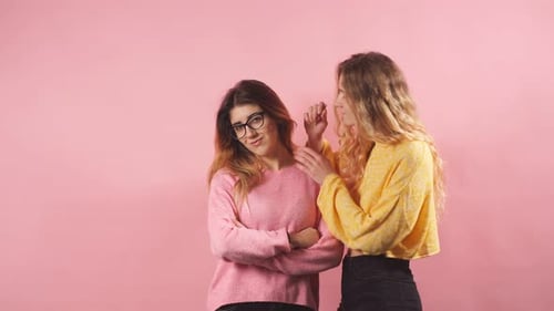 Portrait de jeunes filles indépendantes prônant le féminisme