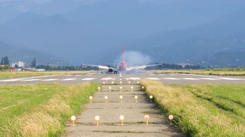 Passagierflugzeug landet hautnah. Flugzeug landet auf der Landebahn.