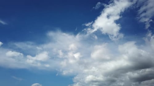 Nuages se déplaçant de droite à gauche dans le ciel