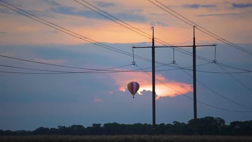 Vista fantástica do enorme balão de ar quente sobrevoando o campo ao pôr do sol, sonhos