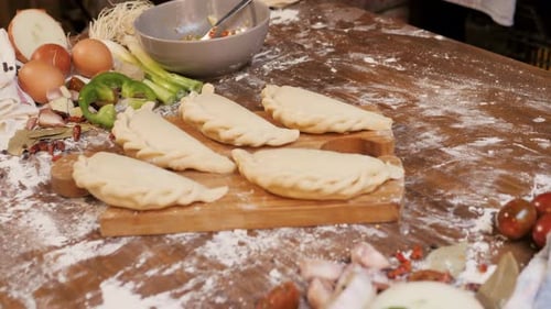 Man Cooking Empanadas Tarte Argetinian Pie Boulangerie traditionnelle d'Argentine Chef remplissant la pâte à la maison