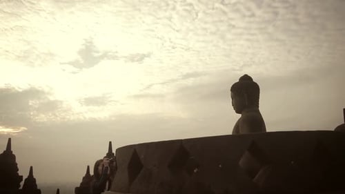 O Templo Borobudur é um templo budista Mahayana do século IX na Regência de Magelang, não muito longe da cidade