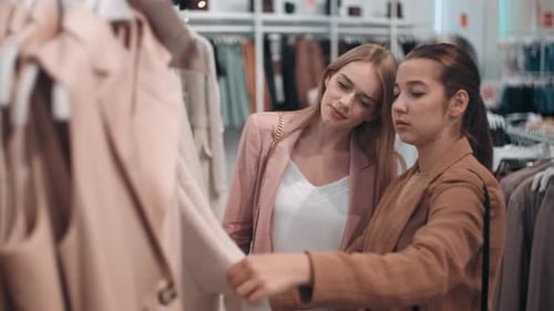 Frauen kaufen gemeinsam Kleidung