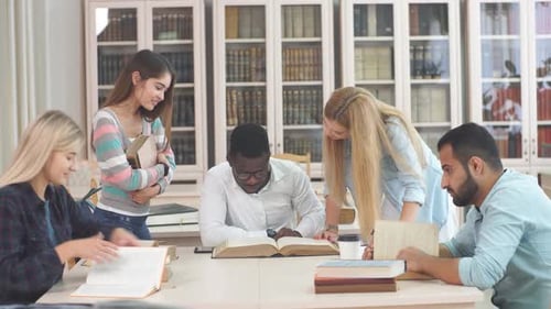 Klassenkameraden-Konzept zum Teilen internationaler Freunde
