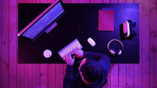 Hacker professionnel utilisant un téléphone portable parlant et