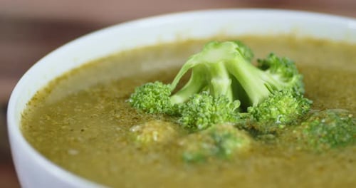 Soupe à base de brocoli frais dans le bol.