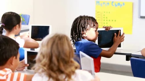 Crianças da escola estudando em sala de aula