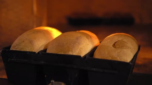 Rustikaler alter Retro-Ofen, der viel Brot enthält.