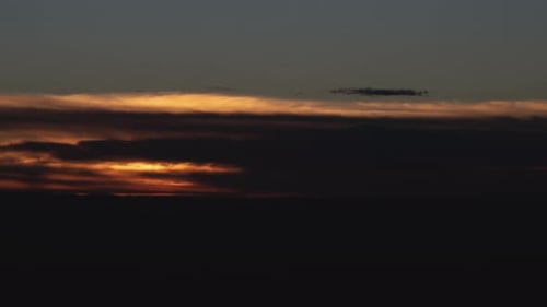 Nahaufnahme der Morgensonne, die aus der Wolke auftaucht und hell scheint