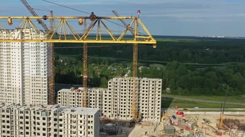 Baukran und im Bau befindliche Gebäude