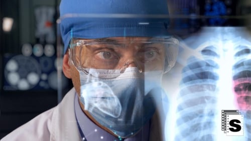 Arzt schaut auf Röntgenglas