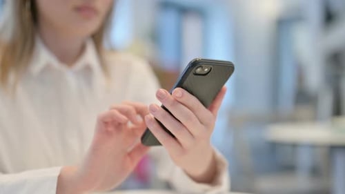 Frau Hände beim Surfen mit Smartphone Nahaufnahme