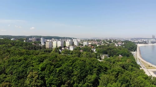 Survoler la côte de la mer de Gdynia en Pologne. Vue aérienne