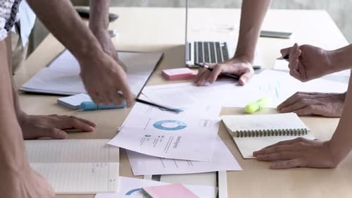 Team arbeitet im Büro