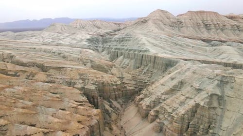 Toma de Zumbido de las montañas del desierto del cañón de Aktau en Kazajstán