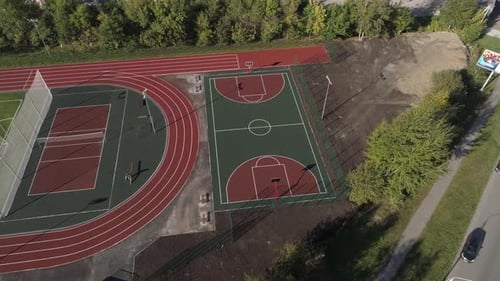 Estadio, cancha de baloncesto y cintas de correr en el patio de la ciudad 02