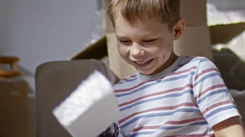 Niño jugando con destornillador eléctrico