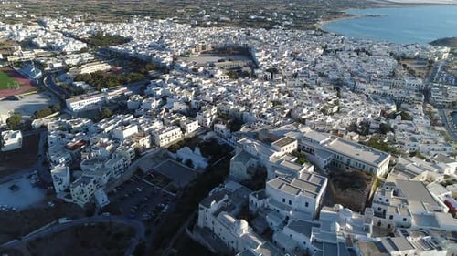 Vue aérienne du port de Chora sur l'île de Naxos dans les Cyclades en Grèce