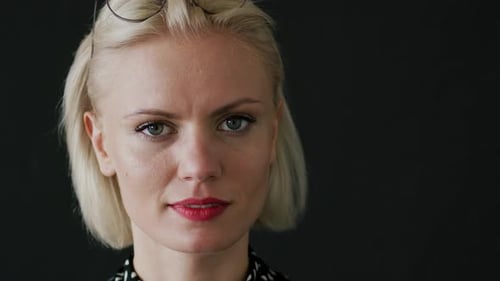 Schöne Frau mit Brille