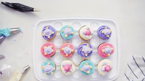 Schritt für Schritt. Konditorin spritzt Buttercreme-Zuckerguss auf Einhorn-Cupcakes zum Geburtstag eines kleinen Mädchens