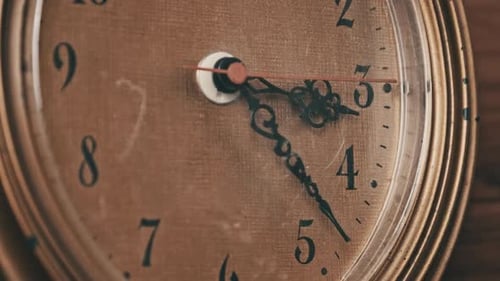 Horloge murale rétro ancienne avec trotteuse mobile sur fond en bois