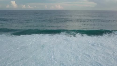 Des vagues venant d'en haut dans l'océan