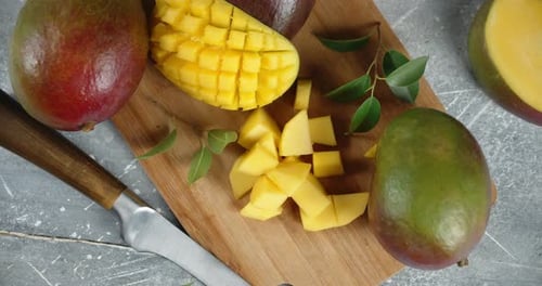 Geschnittene Mango auf dem Schneidebrett rotiert langsam.