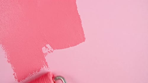 Pintura acrílica rosa sobre un fondo rosa