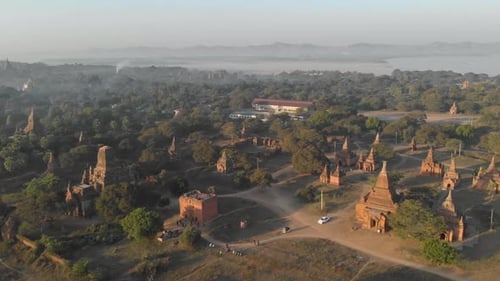 Vue aérienne du site du vieux temple de Bagan.