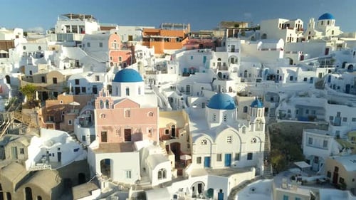 Vista aérea sobrevolando la ciudad de Oia en Santorini Grecia