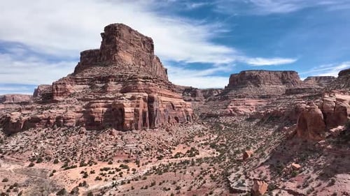 Rückwärts fliegen über Red Rock Desert Canyon in Utah
