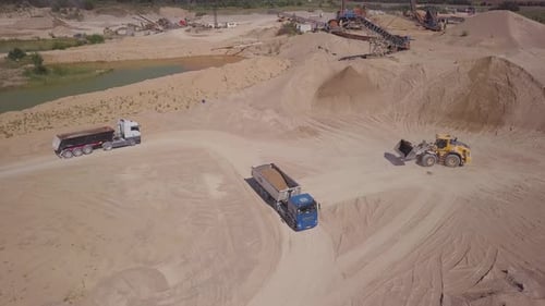 Cola de camiones esperando a ser cargados