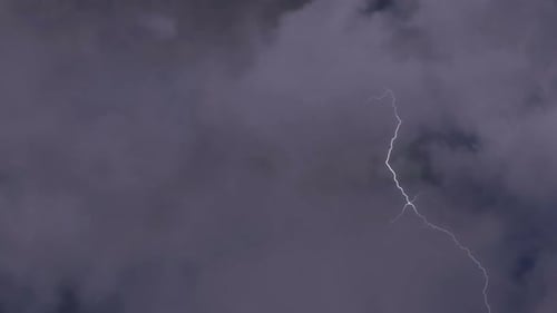 Flugzeug fliegt durch schwere Gewitterwolken, Blitze schlagen voraus
