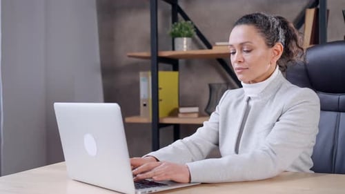 Femme dans Workscape à l'aide d'un ordinateur