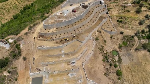 Los agricultores construyen un jardín de aguacates en las montañas vista aérea 4 K