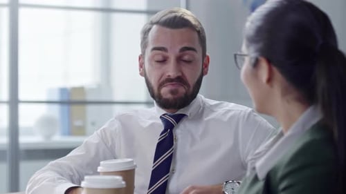 Mitarbeiter trinken Kaffee und chatten am Arbeitsplatz