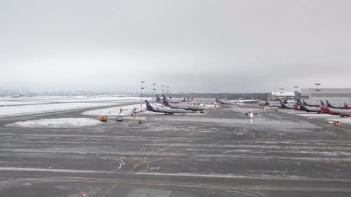 Flugplatz im geschäftigen Flughafen — Zeitraffer