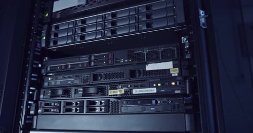 Gran sala de servidores de computadoras en un centro de datos