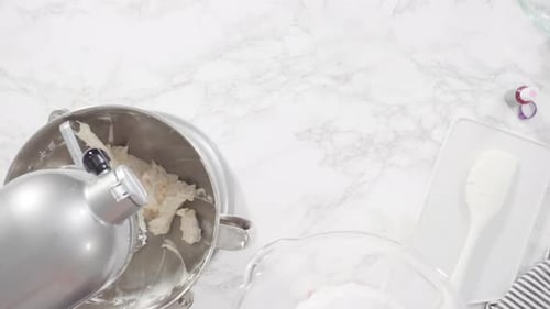 Flache Lage. Schritt für Schritt. Zutaten in einem stehenden Küchenmixer mischen, um Frischkäsefrost zuzubereiten