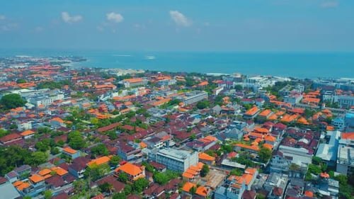 Flug über die Stadt am Meer