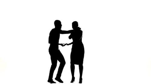 Niña y hombre afroamericano con el torso desnudo bailando descalzos Bailarines latinos sociales que bailan sobre blanco