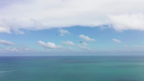 Luftaufnahme der Drachen, die über dem blauen Ozean schweben. Die sommerliche Natur Floridas