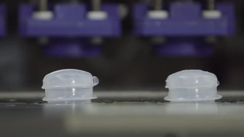 Bouteilles en plastique sur des solutions médicales Convoyeur Blow Fill Seal Technology Technique utilisée pour produire