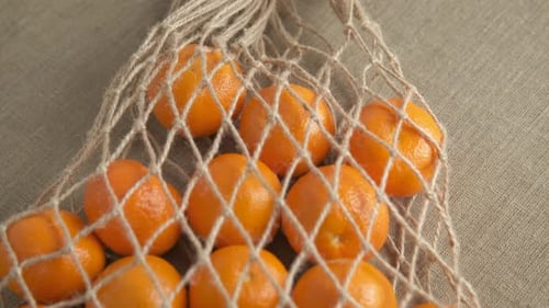 Bolsa tejida con naranjas