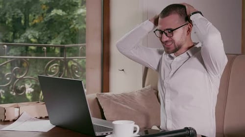 Empresário com laptop está falhando